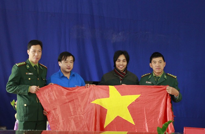 Cờ Tổ quốc nối biển đảo với biên cương - ảnh 1